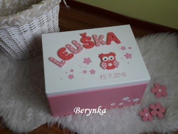 Dřevěná vzpomínková bedýnka s písmenky a sovičkami