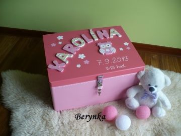 Dřevěná vzpomínková bedýnka s písmenky a sovičkami