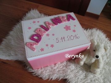 Dřevěná vzpomínková bedýnka s písmenky a sovičkami