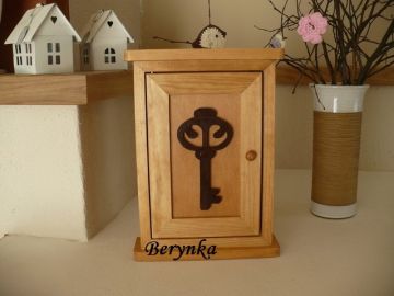 Dřevěná skříňka na klíče s klíčem