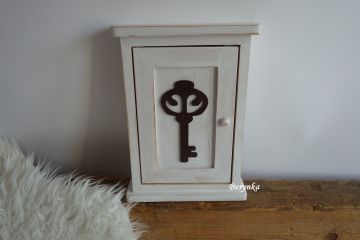 Dřevěná skříňka na klíče s klíčem