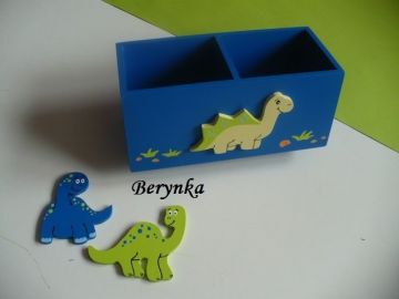 Dřevěný stojánek na tužky s dinosaurem