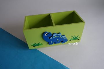 Dřevěný stojánek na tužky s dinosaurem