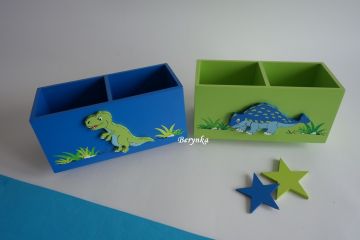 Dřevěný stojánek na tužky s dinosaurem