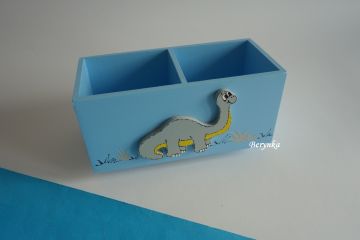 Dřevěný stojánek na tužky s dinosaurem