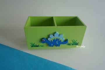 Dřevěný stojánek na tužky s dinosaurem