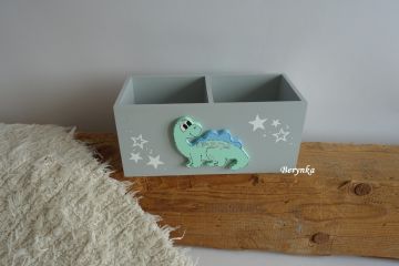 Dřevěný stojánek na tužky s dinosaurem