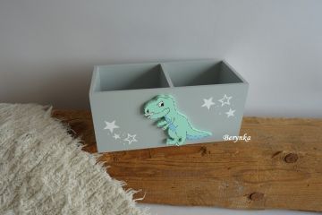 Dřevěný stojánek na tužky s dinosaurem