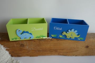 Dřevěný stojánek na tužky s dinosaurem