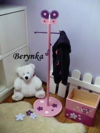 Věšák - němý sluha s motýlkem