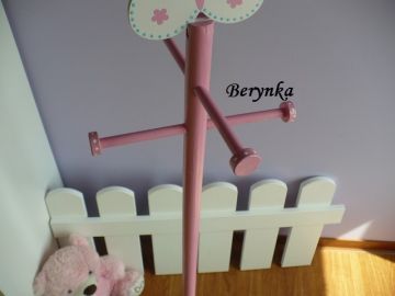 Věšák - němý sluha s motýlkem