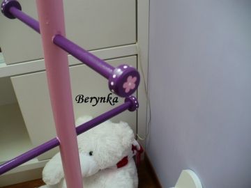 Věšák - němý sluha s motýlkem