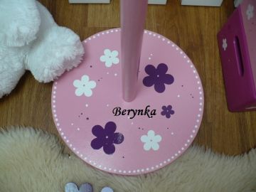 Věšák - němý sluha s motýlkem