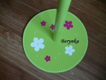 Věšák - němý sluha s motýlkem