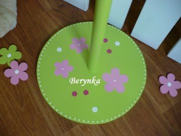 Věšák - němý sluha s motýlkem