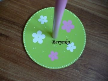 Věšák - němý sluha s motýlkem