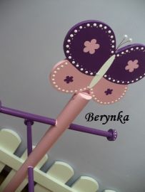 Věšák - němý sluha s motýlkem