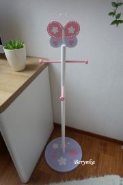 Věšák - němý sluha s motýlkem