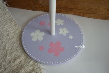 Věšák - němý sluha s motýlkem