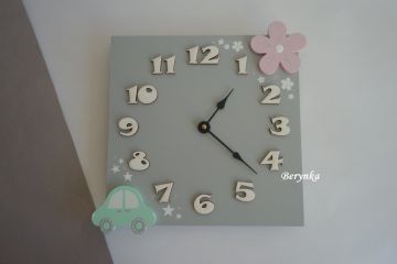 Hodiny s dekoracemi pro sourozence