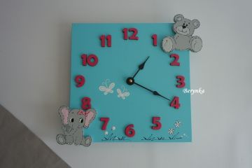 Hodiny s dekoracemi pro sourozence