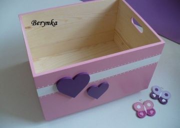 Dřevěná bedýnka se srdíčkem