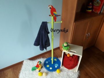 Věšák - němý sluha s papouškem