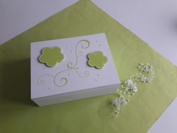 Dřevěné dekorace - bílé se zelenou kytičkou