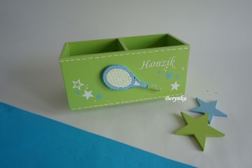 Dřevěný stojánek na tužky s tenisovou raketou