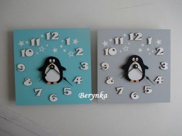Dřevěné hodiny s tučňákem