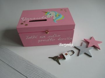 Dřevěná pokladnička s jednorožcem