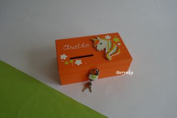 Dřevěná pokladnička s jednorožcem