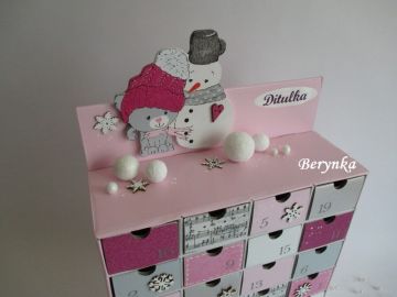 Adventní kalendář v růžovo-šedé se sněhulákem a kočičkou