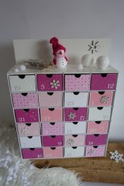 Adventní kalendář bílo-růžový se sněhulákem a sáňkami