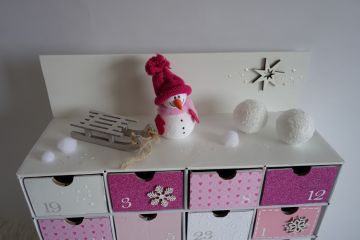 Adventní kalendář bílo-růžový se sněhulákem a sáňkami
