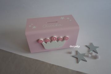 Dřevěná pokladnička s korunkou