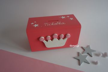 Dřevěná pokladnička s korunkou