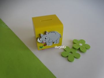 Dřevěná pokladnička s nosorožcem