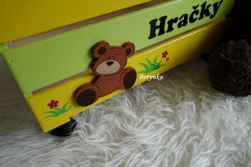 Dřevěná bedýnka na hračky s medvídkem