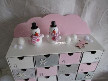 Adventní kalendář růžovo-šedý se sněhuláčky