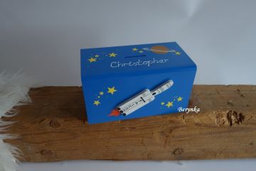 Dřevěná pokladnička s vesmírnou raketou