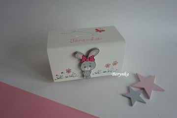 Dřevěná pokladnička se zajíčkem