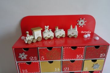 Adventní kalendář *červeno-zlatý* s mašinkou - různá provedení