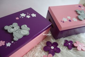 Dřevěná bedýnka s vyřezaným jménem a medvídkem - pro holky