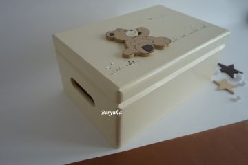 Dřevěná bedýnka s vyřezaným jménem a medvídkem - pro holky