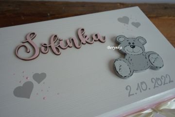 Dřevěná bedýnka s vyřezaným jménem a medvídkem - pro holky