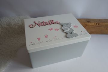 Dřevěná bedýnka s vyřezaným jménem a medvídkem - pro holky