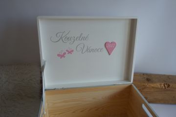 Dřevěná bedýnka s vyřezaným jménem a medvídkem - pro holky