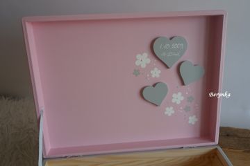 Dřevěná bedýnka s vyřezaným jménem a medvídkem - pro holky