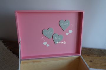 Dřevěná bedýnka s vyřezaným jménem a medvídkem - pro holky